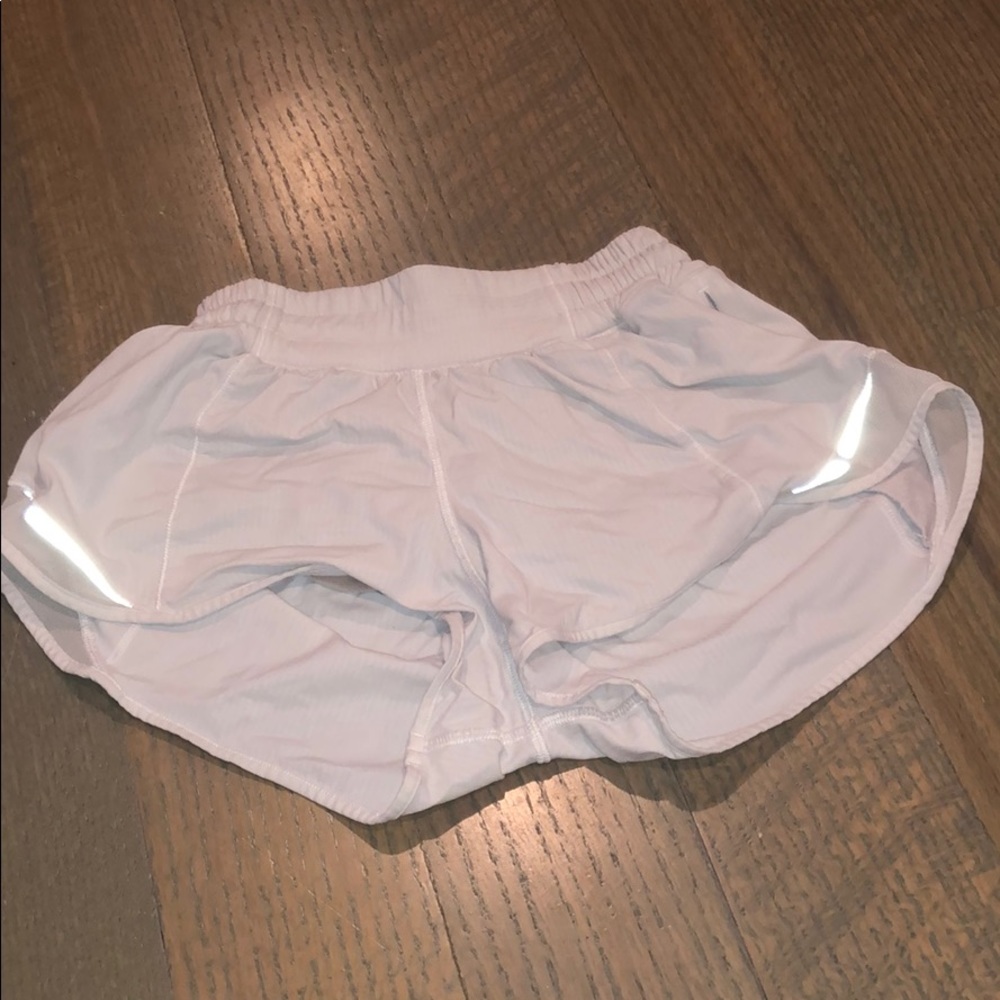 Lululemon white hotty hot shorts 2.5